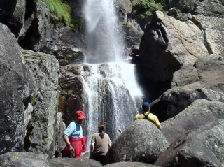 Bajo la catarata